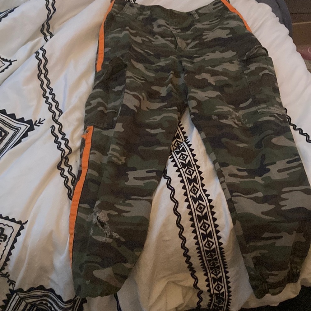 Slightly distressed Camo Cargo Pants Size LG
